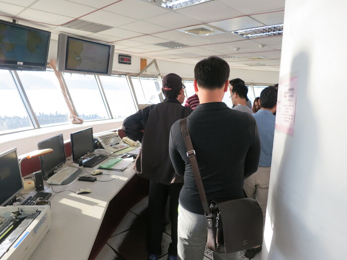 1061217本系主任率學士後學生至基隆港參訪育英二號、台北快輪、VTS圖片